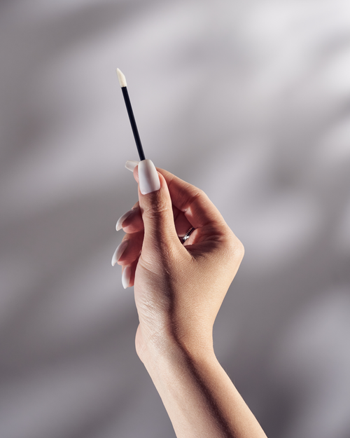 A model holding up one Flocked Lash Extensions Applicator.